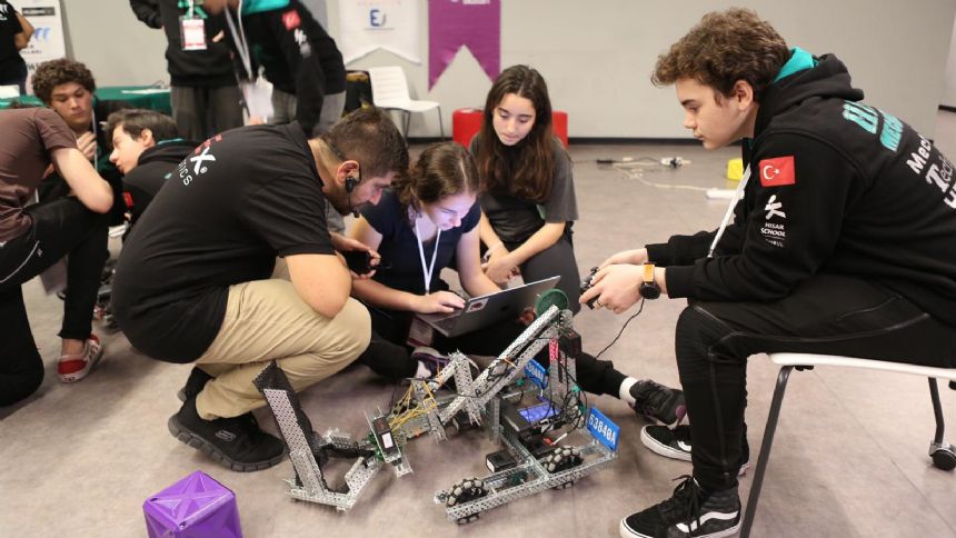 Dünyanın En Büyük Robotik Turnuvası Nişantaşı Üniversitesi’ne Konuk Oldu