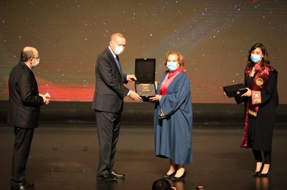 Eczacılık Fakültesi öğretim üyesi  Prof.Dr. Fatma Nevin ÇELEBİ Yüksek Öğretim Kurulu’ndan Ödül