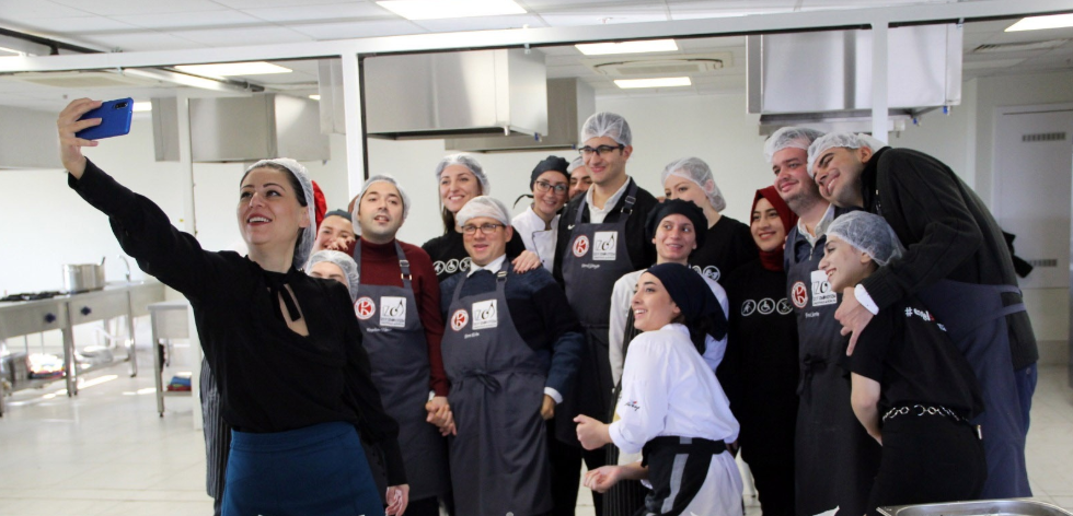İzmir Kavram Üniversitesi’nden Engelsiz Yaşama Farkındalık Oluşturmak Adına “‘Engelsiz Mutfak’ Etkinliği