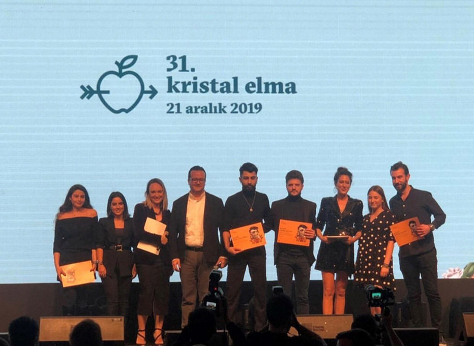 BİLGİ Reklamcılık Öğrencileri Deniz Erhan ve Mevlüt Karakuş’a Kristal Elma Ödülü