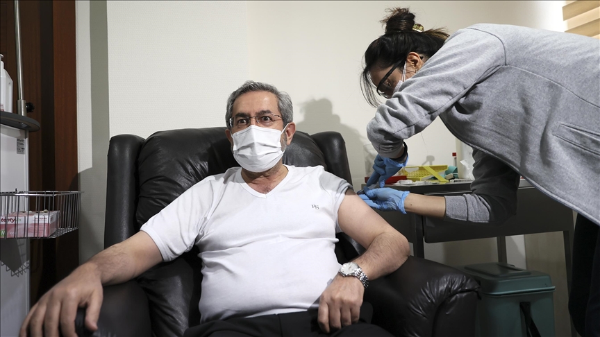 Ankara Üniversitesi Rektörü Prof. Dr. Ünüvar, Kovid-19 aşısı yaptırdı: Sadece kendimi değil toplumu da korumuş oluyorum