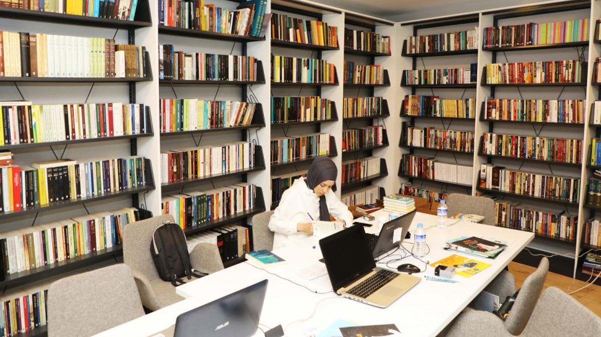 Ahmet Kekeç Kütüphanesinde 10 Bin Kitap Var!